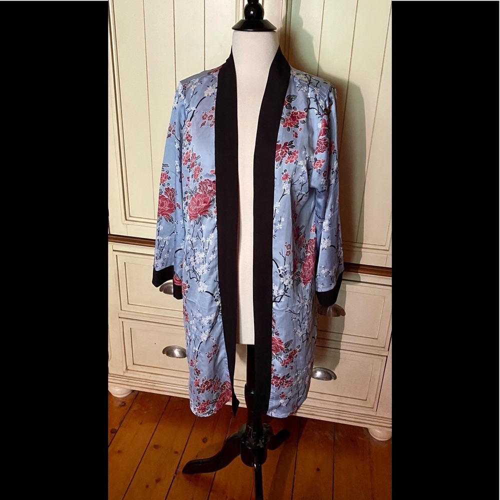 🌺Fashion Nova Asian-inspired Kimono Robe🌺
